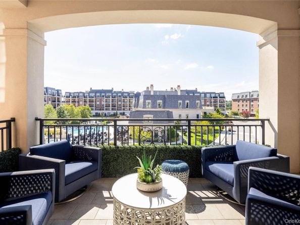 2000 Royal Court 2105/2103, North Hills NY 11040