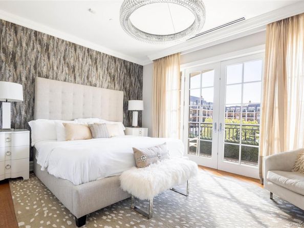 2000 Royal Court 2105/2103, North Hills NY 11040