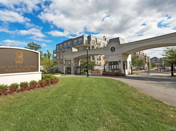 2000 Royal Court 2105/2103, North Hills NY 11040