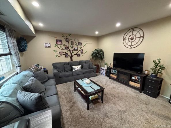 186 Lake Pointe Circle 186, Middle Island NY 11953