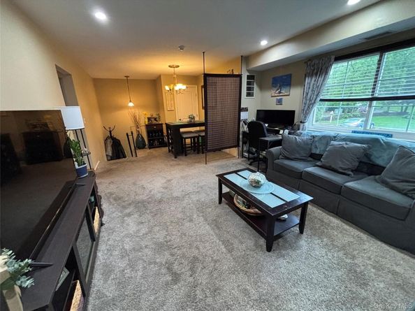 186 Lake Pointe Circle 186, Middle Island NY 11953