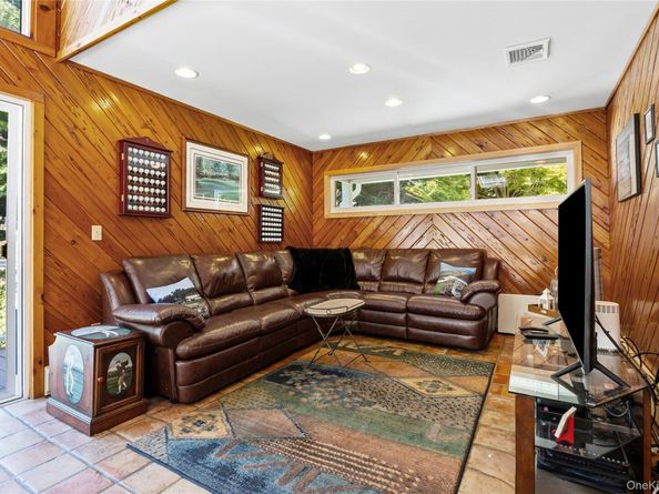 3 Five Acre Court, Smithtown NY 11787