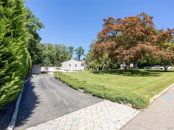 3 Five Acre Court, Smithtown NY 11787