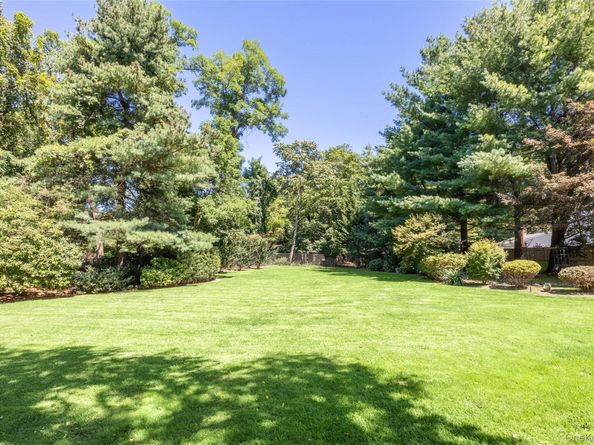 3 Five Acre Court, Smithtown NY 11787