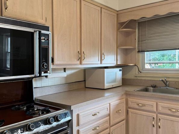 1124 E 213th Street, Bronx NY 10469