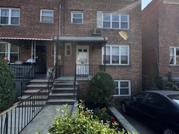 1124 E 213th Street, Bronx NY 10469