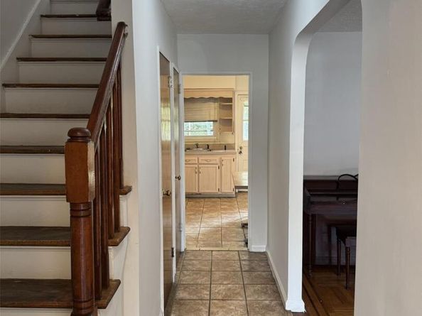1124 E 213th Street, Bronx NY 10469