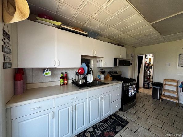 16 Beach Avenue, Copiague NY 11726