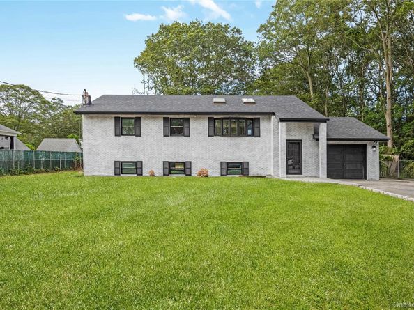 101 Crestwood Drive, Shirley NY 11967