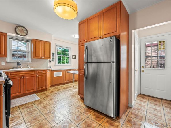 7548 195th Street, Fresh Meadows NY 11366