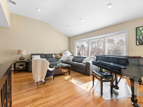 32 Middle Lane, Jericho NY 11753