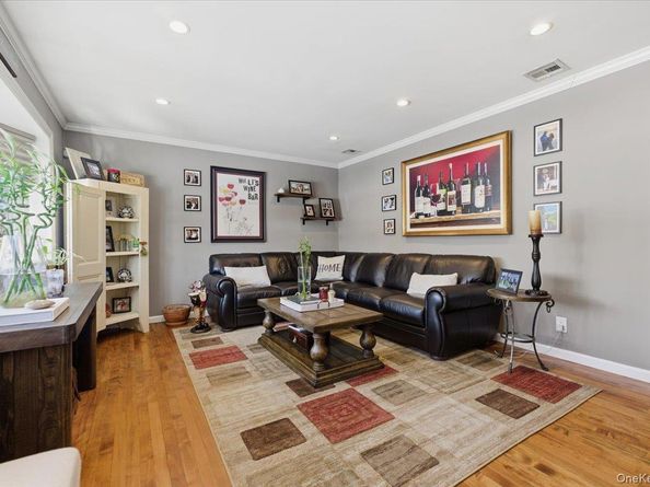 10 Darnley Place, Huntington Station NY 11746