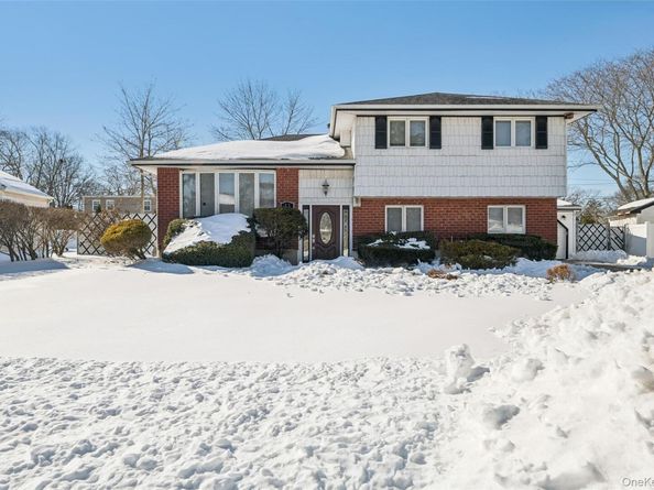 33 Fairlawn Lane, Centereach NY 11720