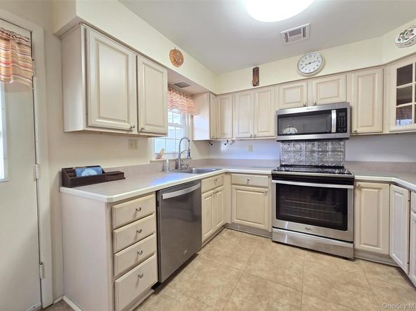 289 Cardiff Court B, Ridge NY 11961