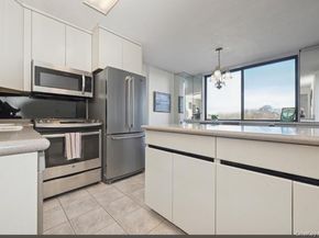 1 BAY CLUB Drive 6V, Bayside NY 11360