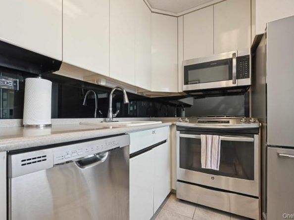 1 BAY CLUB Drive 6V, Bayside NY 11360