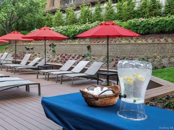 1 BAY CLUB Drive 6V, Bayside NY 11360