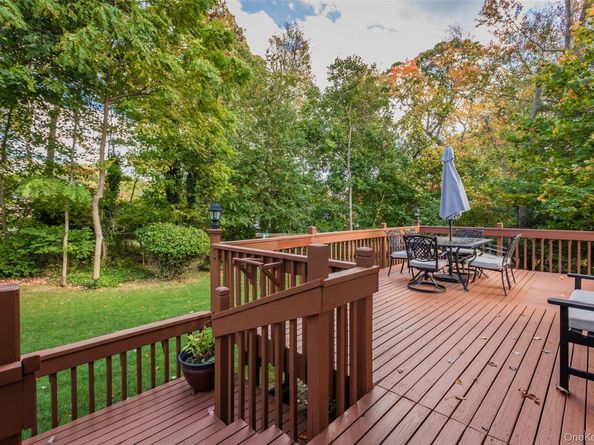 7 Carriage Lane, Setauket NY 11733