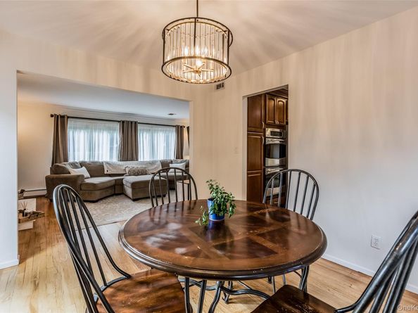 7 Carriage Lane, Setauket NY 11733