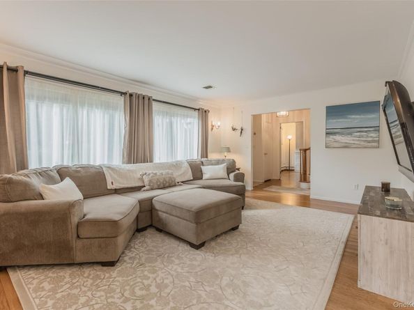 7 Carriage Lane, Setauket NY 11733