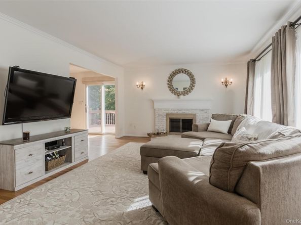 7 Carriage Lane, Setauket NY 11733