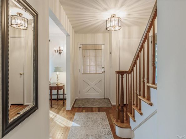 7 Carriage Lane, Setauket NY 11733