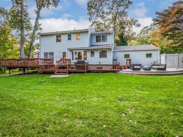 7 Carriage Lane, Setauket NY 11733