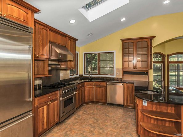 3 Driftwood, East Setauket NY 11733