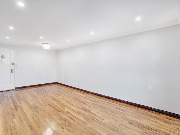 141-30 84 Road 5E, Briarwood NY 11435