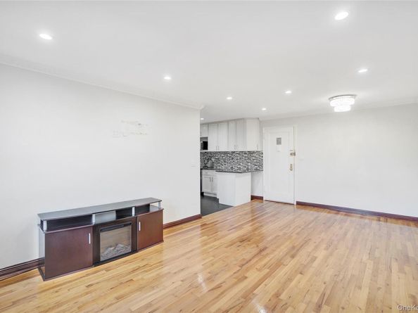 141-30 84 Road 5E, Briarwood NY 11435
