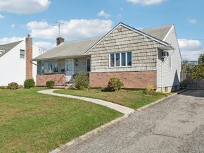 17 Whitman Avenue, Syosset NY 11791