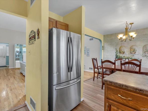 20 Primrose Lane, North Babylon NY 11703