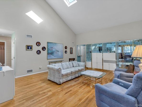 20 Primrose Lane, North Babylon NY 11703