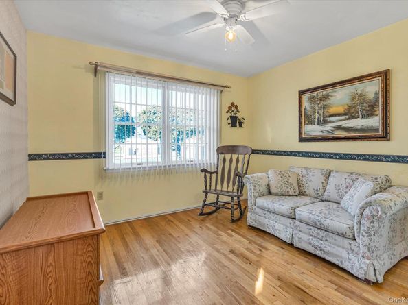 20 Primrose Lane, North Babylon NY 11703