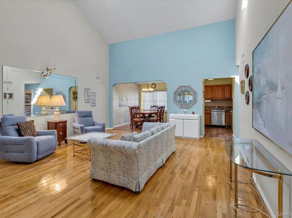 20 Primrose Lane, North Babylon NY 11703