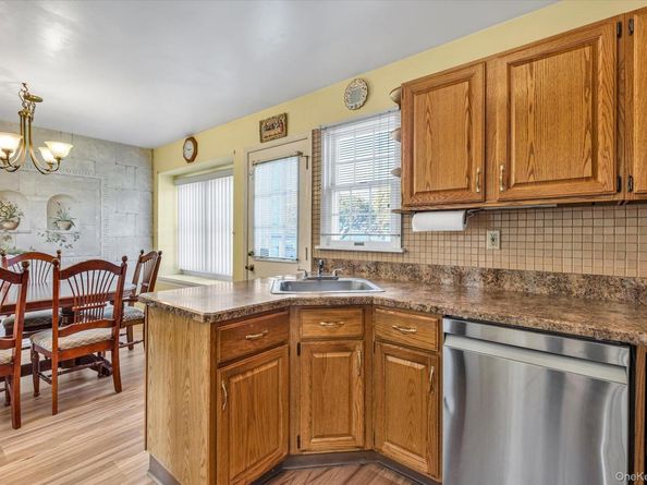 20 Primrose Lane, North Babylon NY 11703