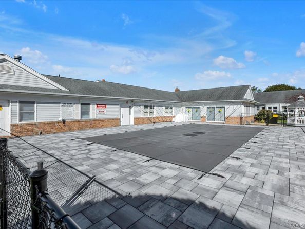 20 Primrose Lane, North Babylon NY 11703