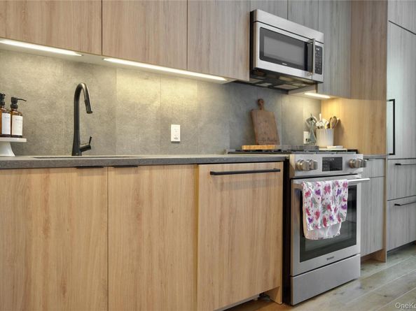 2416 Queens Plaza S 2D, Long Island City NY 11101