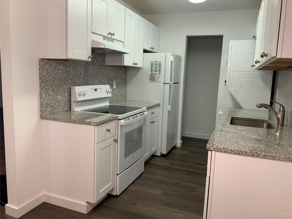 401 Cabot Court E, Saint James NY 11780