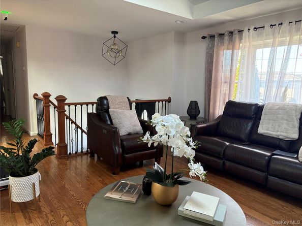 648 Molloy Street, Copiague NY 11726