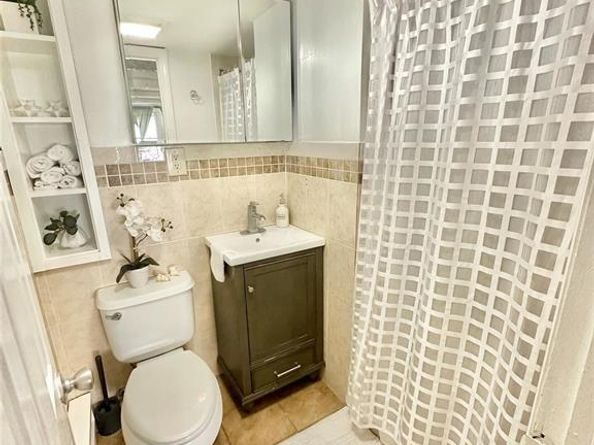 648 Molloy Street, Copiague NY 11726