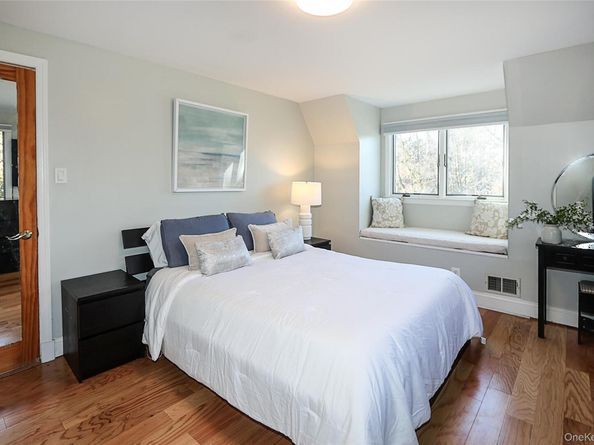 174 Parkside Drive, Roslyn Heights NY 11577