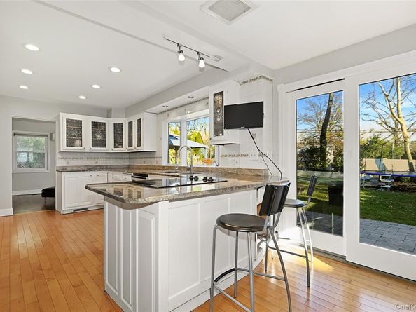 174 Parkside Drive, Roslyn Heights NY 11577