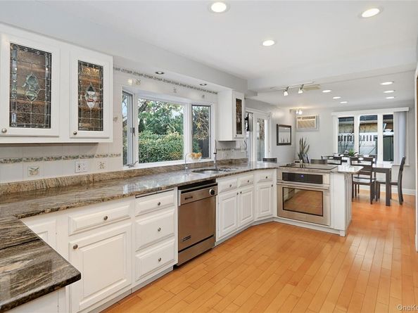 174 Parkside Drive, Roslyn Heights NY 11577