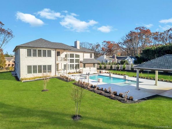 6 Gables Court, Dix Hills NY 11746