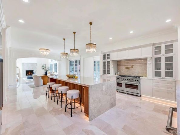 6 Gables Court, Dix Hills NY 11746