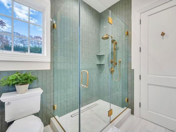 6 Gables Court, Dix Hills NY 11746