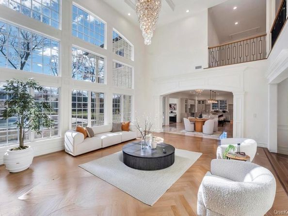 6 Gables Court, Dix Hills NY 11746