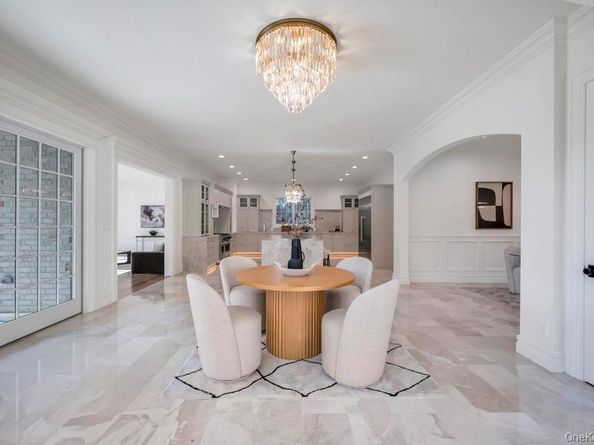 6 Gables Court, Dix Hills NY 11746