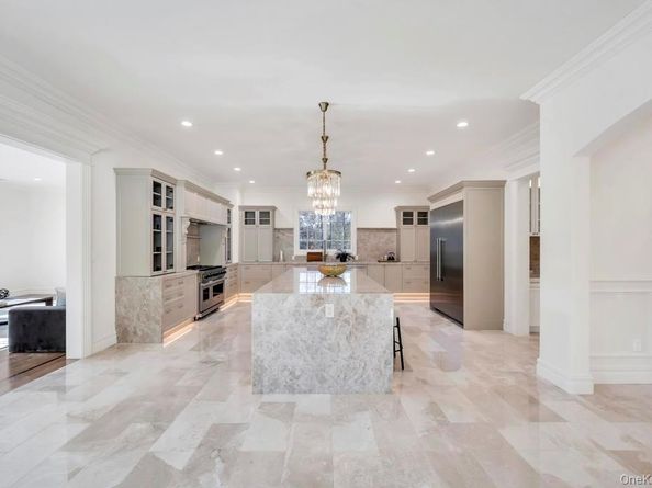 6 Gables Court, Dix Hills NY 11746